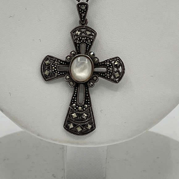 925 STERLING SILVER MOTHER OF PEARL & MARCASITES CROSS PENDANT - Picture 1 of 9